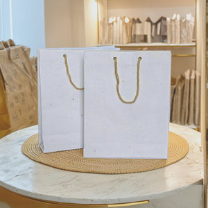 Sacs cadeaux en papier écologiques, faits à la main, personnalisables, impression de logo, utilisation pour les fêtes, poignée torsadée, sac de shopping biodégradable - Product Image 1