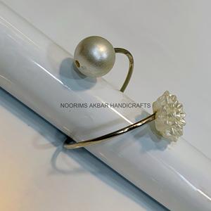 Anneaux de serviette en métal Noorims Akbar Handicrafts, design floral, perles décoratives, finitions multiples, forme ronde, qualité supérieure pour l'organisation - Product Image 4