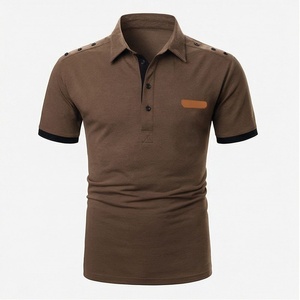 Polo à manches courtes marron pour homme avec poche poitrine et boutons aux épaules, design uni tissé décontracté - Product Image 1