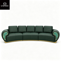 Canapé modulaire incurvé de luxe italien en cuir véritable vert foncé avec incrustations turquoise et base en métal doré pour salon de villa