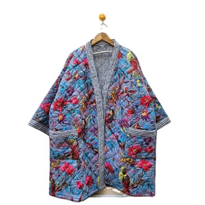 Kimono Floral de Algodón Estampado Hecho a Mano en India, Transpirable, con Cierre de Cordón, Diseño Largo y Atractivo para Mujer - Product Image 1