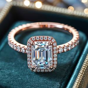 Anillo de Moissanita con Corte Esmeralda Halo, Chapado en Oro de 18K, Plata 925 Sólida, Anillo de Compromiso y Boda - Product Image 3