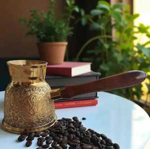 Cezve en laiton gravé à la main, motif paon vintage, cafetière Ibrik pour cuisinière avec poignée en bois - Product Image 1