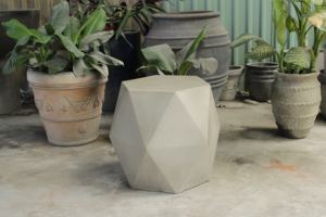 Lujosa mesa auxiliar geométrica de hormigón con tapa impermeable para dormitorio o sala de estar - Product Image 3