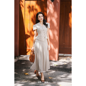 Ensemble élégant deux pièces pour femme en Spandex/Polyester : Haut peplum et jupe midi plissée DYLAN – Tissu peigné anti-boulochage, coupe classique - Product Image 1