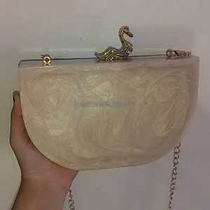 Elegante bolso de mano de resina perlada con borde de cristal y cierre dorado, hecho a mano para bodas, fiestas y eventos especiales. - Product Image 2