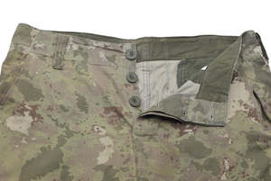 Los pantalones de camuflaje ligeros del uniforme turco están diseñados para brindar comodidad en climas cálidos, son transpirables y fáciles de usar durante mucho tiempo. - Product Image 4
