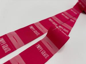 Étiquettes tissées personnalisées avec des détails de qualité supérieure, idéales pour les marques de vêtements, les vêtements, les produits faits à la main, les sacs, les accessoires et les textiles. - Product Image 4