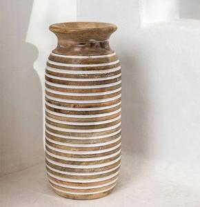 Vase en bois artisanal avec rayures blanches horizontales, décoration rustique pour la maison, texture naturelle, pièce d'appoint minimaliste pour l'intérieur - Product Image 1