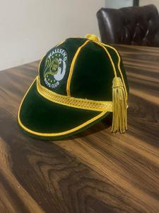 Gorra de terciopelo con bordado personalizado de letras, venta al por mayor, OEM, ODM, visera plana, ajustada, para graduación, unisex, con logo académico - Product Image 2