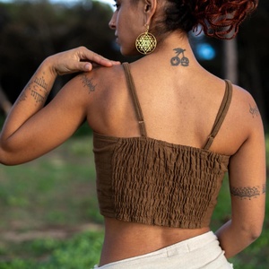 Top court en coton bohème avec design style corset et bretelles réglables, idéal pour les tenues d'été et les festivals - Product Image 3