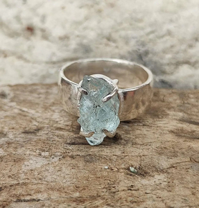 Bague en aquamarine brute naturelle en argent sterling 925, faite à la main, avec pierre précieuse brute pour femme – Bijou statement en cristal bleu - Product Image 5