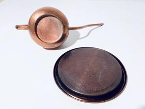 Arrosoir en cuivre à long bec avec poignée en bois et plateau pour plantes d'intérieur, usage décoratif pour balcon, fabriqué à la main en Inde - Product Image 6