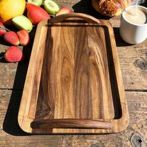 Bandeja de servir de madera hecha a mano con asas de aluminio: Decoración rústica grabada para el hogar - Product Image 4