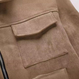 Chaqueta de Cuero de Gamuza para Hombre de Alta Calidad con Cuello Alto y Logotipo Frontal, Estilo Urbano, Múltiples Bolsillos, Cierre de Cremallera Grueso - Product Image 3