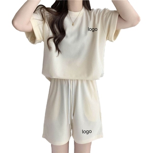 ชุดเสื้อยืดและกางเกงขาสั้นลำลองสำหรับผู้หญิงลายโลโก้แบบกำหนดเอง ชุดเซ็ต 2 ชิ้น เสื้อผ้าฝ้ายระบายอากาศ แขนสั้น ชุดกีฬา เสื้อผ้าสตรี - Product Image 4