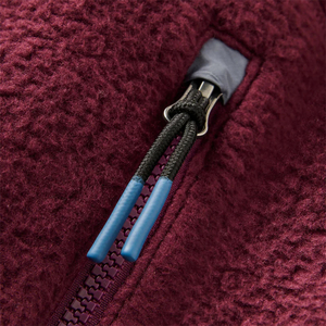 Veste d'hiver en laine sherpa à manches longues, couleur bordeaux, col montant demi-zip, logo frontal avec poche latérale zippée - Product Image 4