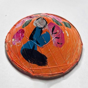 Sombrero de hoja de palma de bambú de diseño, tradicional de Vietnam, No La, regalos y souvenirs del patrimonio cultural. - Product Image 1