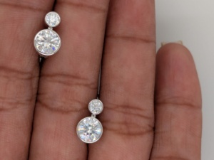 Pendientes Lurba Jewels de 1.50 Ct con Moissanita, Diseño Vintage y Moderno, Engastados en Bisel, Oro Blanco Sólido de 14k, Joyería de Boda para Mujer - Product Image 3