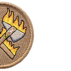 Patch brodé circulaire avec haches de pompier croisées, appliqué thermocollant pour uniformes et vêtements - Product Image 2