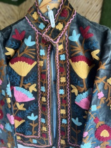 Chaqueta de terciopelo tejida con bordado y forro de algodón para mujer, diseño floral bohemio Suzani, abrigo étnico hecho a mano para invierno/primavera/verano - Product Image 4