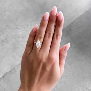 Bagues de fiançailles solitaires en diamant taille marquise 2 carats, en or massif 10K 14K 18K, avec bordure à lame et sertissage bas, pour demande en mariage et mariage de luxe - Product Image 2