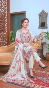 Traje Pakistaní para Mujer Color Marfil con Estampado Digital, Lentejuelas Bordadas y Detalles de Encaje para Fiestas, Estilo Moderno, Todas las Temporadas - Product Image 2