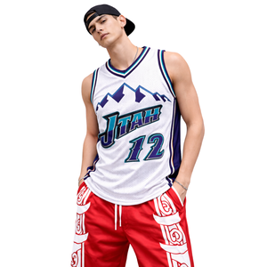 เสื้อบาสเก็ตบอลสีขาวสไตล์เรโทร แขนกุด คอวี เสื้อกีฬาพิมพ์ลายกราฟิก ปักลาย ทรงหลวม สำหรับเล่นบาสเก็ตบอล ออกกำลังกาย วิ่ง - Product Image 1