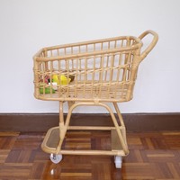Adorable chariot de supermarché en rotin pour bébés et tout-petits, jouet artisanal, chariot de marché pour jouets.