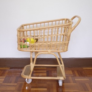 Adorable carrito de supermercado de ratán para bebés y niños pequeños, carrito de juguete hecho a mano. - Product Image 2
