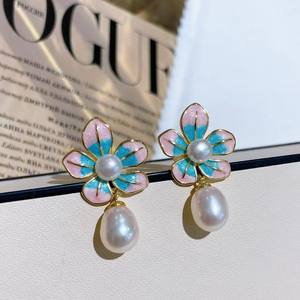 Pendientes de Pintura al Óleo con Flores en Degradado Estilo Francés Retro, Accesorios de Perlas con Encanto Femenino, Diseño Fresco y Dulce - Product Image 1