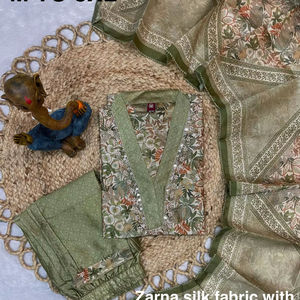 Elegante Traje Salwar de 3 Piezas en Seda Zarna Color Vino Tinto para Mujer - Product Image 1