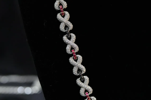 Collier chaîne de luxe en moissanite à maillons infinis, design torsadé glacé avec accent rouge, bijou statement hip-hop, cadeau - Product Image 5