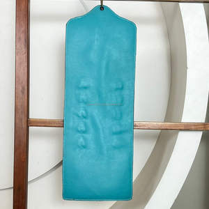 Nuevo Soporte para Bufandas de Cuero Genuino Hecho a Mano 2026 con Anillos Metálicos y Grabado Floral, Colgador de Exhibición para Boutique, Venta al por Mayor OEM - Product Image 6