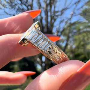 Bague de fiançailles minimaliste pour femme en argent sterling 925 plaqué rhodium avec diamant moissanite taille émeraude unique de 2 carats serti clos - Product Image 3