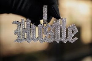 Colgante personalizado de plata de ley 925 con letra inicial, estilo hip hop, con diamantes de moissanita VVS, para hombre. - Product Image 6