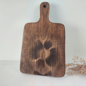 Tabla de cortar de madera vintage hecha a mano, tabla de decoración rústica de madera maciza con asa para decoración de interiores de cocina. - Product Image 1