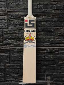 Bate de Críquet Ihsan Sports Serie Clásica Edición Emperador, Ligero, 40 mm de Grosor, Madera de Sauce Inglés, con Funda y Agarre Adicional - Product Image 1
