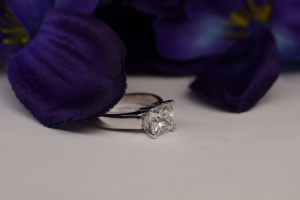 Anillo de Compromiso con Diamante Corte Princesa para Mujer, Estilo Clásico, Diamante Certificado IGI, Oro 10K 14K 18K, Plata 925 935 - Product Image 2