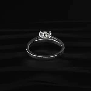 Bague de luxe en or jaune pour femme avec diamant rond brillant de 0,5 ct cultivé en laboratoire, sertie de pavés floraux, certifiée IGI - Product Image 4