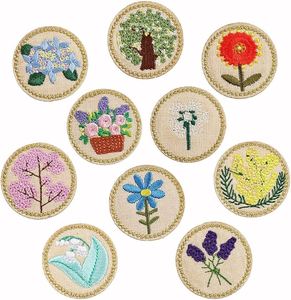 Parches de Flores Bordados Circulares, Apliques de Tela Cosidos a Mano con Diseños Florales para Manualidades y Regalos - Product Image 1