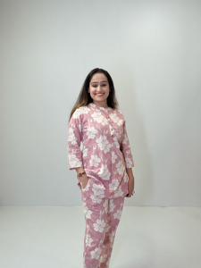Elegante Conjunto Coordinado para Mujer con Estampado Floral Rosa Polvoriento, Top de Manga Tres Cuartos y Pantalones Rectos a Juego - Product Image 4