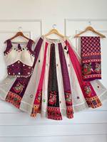 Spécial Navratri : Lehenga Choli Dupatta pour femme, en pur coton, imprimé Ajrakh, avec travail de miroirs et coquillages véritables, longueur ras du sol, pour fêtes et Diwali