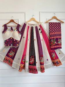 Spécial Navratri : Lehenga Choli Dupatta pour femme, en pur coton, imprimé Ajrakh, avec travail de miroirs et coquillages véritables, longueur ras du sol, pour fêtes et Diwali - Product Image 2
