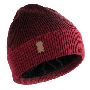 Gorro de punto de diseñador de moda 2026, color rojo vino intenso, forrado de satén, cálido para invierno, con parche de cuero personalizado, gorro liso, venta al por mayor - Product Image 3