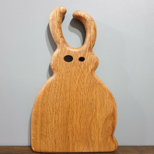 Planche à découper en bois gravée avec un bord en feuille, disponible à prix de gros pour cuisines inspirées de la nature et service rustique. - Product Image 4