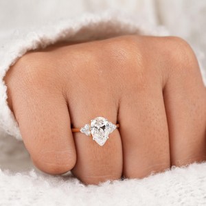 Bague solitaire en diamant taille poire 2,01 carats Sparkle Proposal, cultivé en laboratoire, or massif 14 carats, cadeau de fiançailles raffiné pour partenaire - Product Image 2