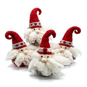 Ornement de Noël artisanal en feutre écologique, petit Père Noël avec chapeau rouge et barbe blanche, décoration murale intérieure traditionnelle - Product Image 1