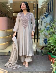 Conjunto Étnico para Mujer: Top de Algodón Muselina con Bordado Elaborado, Pantalón Liso con Borde Bordado y Dupatta con Bordado Interno Completo - Product Image 5