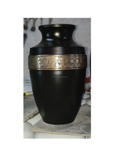 Urne de crémation humaine en laiton gravé sur mesure pour adultes pour le stockage commémoratif personnalisé avec un design durable poli à la main - Product Image 4